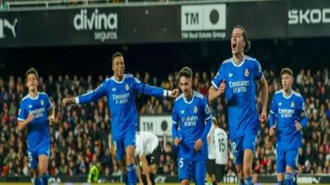 库里狂轰52+10+8+5创新高，科尔力挺吉巴，湖人战勇士焦点对决引期待