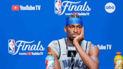 詹姆斯轻松完成篮下上篮得分及追加罚球